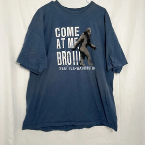 Men's The Duck Co. Come At Me Bro Seattle Washington Big Foot T-Shirt XXL‎ Blue